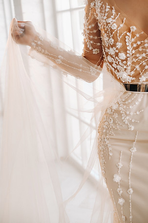 a-luxurious-bride-in-a-wedding-dress-in-the-mornin-2026-01-09-07-31-18-utc.jpg