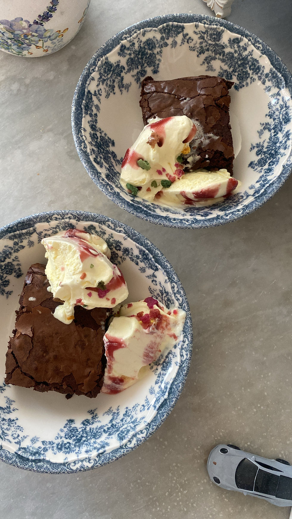 Savršen spoj: Topli brownie sa sladoledom od macaronsa