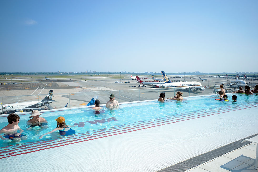 Piscina do TWA hotel com vista para a pista do aeroporto John F Kennedy