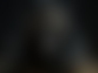 Anúbis, deus da morte na mitologia egípcia, com cabeça de chacal negro e detalhes dourados, representando proteção espiritual, luto e guardião dos portais