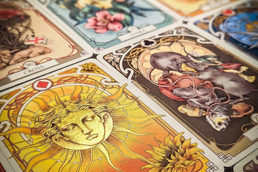 Cartas de Lenormand detalhadas com ilustrações vibrantes, incluindo um sol dourado e ratos.