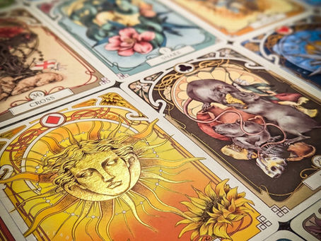 Cartas de Lenormand detalhadas com ilustrações vibrantes, incluindo um sol dourado e ratos.