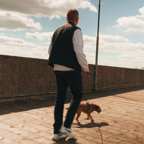 ingenjör som går med hund