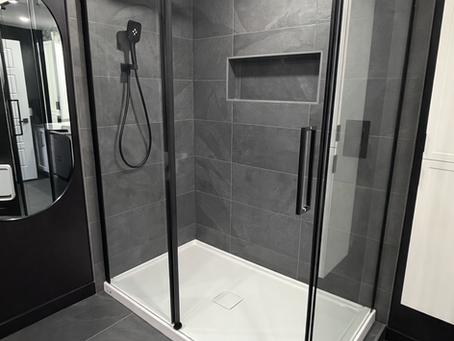 Absolute Contrast: A black and white bathroom renovation in Montreal