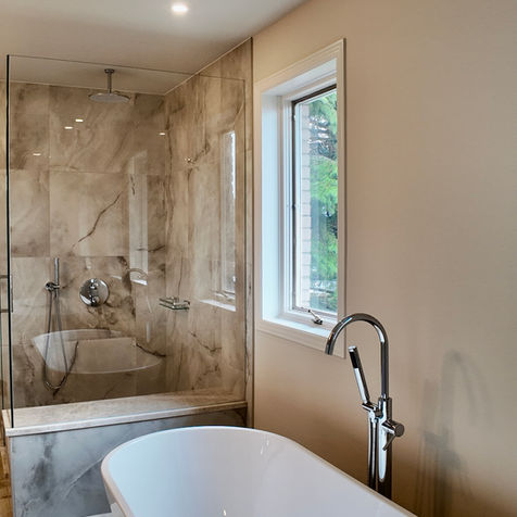 Bain de Lumière : découvrez une salle de bain rénovée à Montréal, lumineuse et apaisante, avec baignoire îlot, matériaux nobles et finitions haut de gamme.