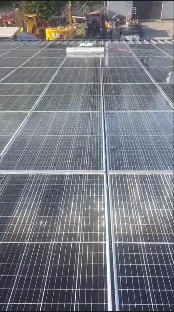 Miniatura: Robô de Limpeza para Usinas Solares – Máxima Eficiência