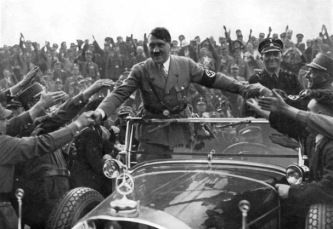 Hitler "socializando" com os amigos