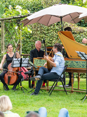 Le Carnet de France:  Baroque music in a refined country estate