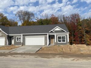 Sold home at 2823 W Cobblestone Court SE, Unit 12 in Kentwood, MI