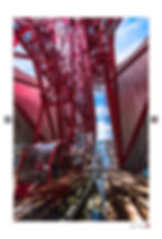 迫り来る紅い観覧車