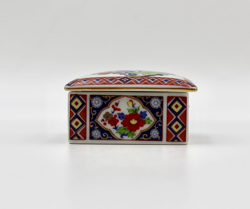 Thumbnail: Small Japanese Imari Style Porcelain Lidded Box