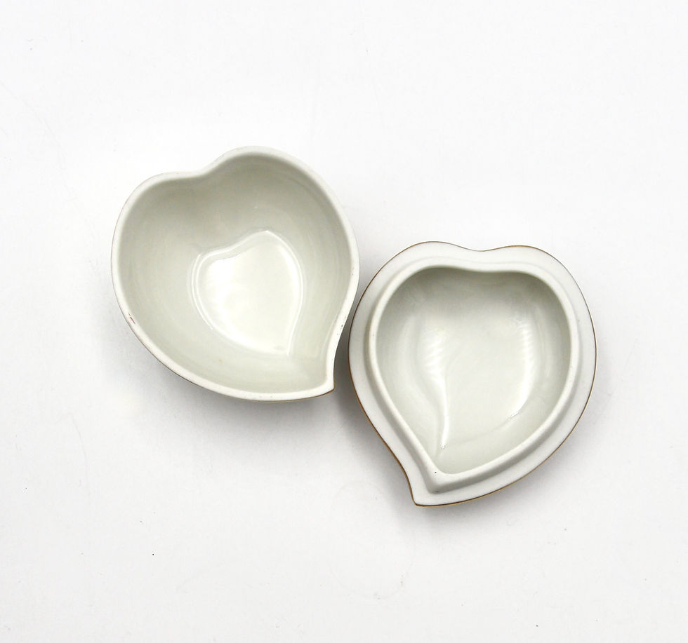 Thumbnail: Small Vintage HEREND Heart Shaped 'Chinese Bouquet/Apponyi' Bon Bon Trinket Box