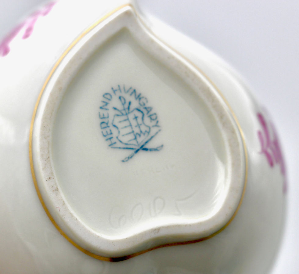 Thumbnail: Small Vintage HEREND Heart Shaped 'Chinese Bouquet/Apponyi' Bon Bon Trinket Box