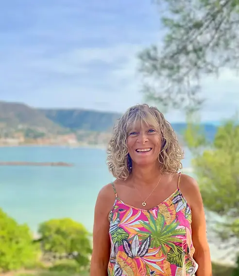 Sylvie souriante devant la mer
