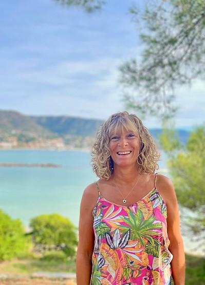 Femme qui sourit avec la mer en arrière plan.jpg