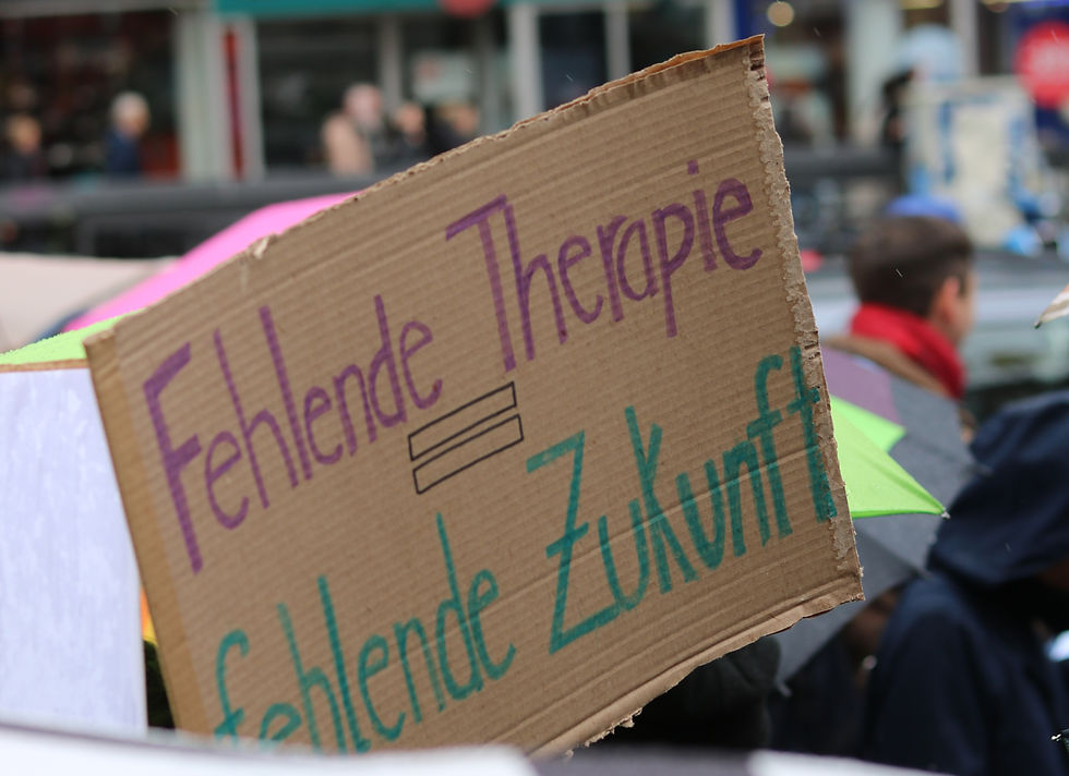 Das Titelbild zeigt hier auf einer Demonstration ein Demo Schild, mit der Aufschrift: Fehlende Therapie ist gleich fehlende Zukunft