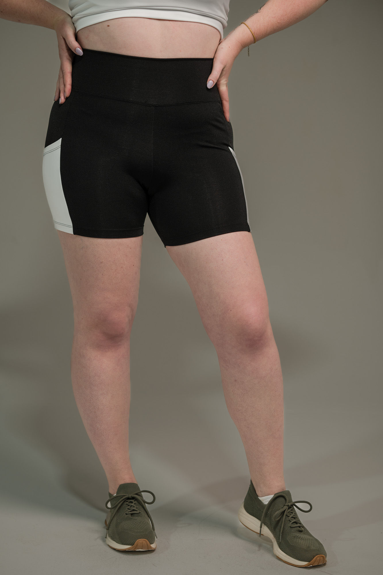 Short Feminino Meia Coxa com Bolso