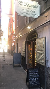 Dal 1962, con oltre 50 anni di esperienza, l'antico forno produce secondo le ricette degli antichi Genovesi, pane a lenta fermentazione e prodotti di alta pasticceria locale utilizzando ingredienti di qualità. Tra i dolci potete trovare tante varietà di panettoni come quello genovese disponibile sia in versione bassa che alta, oppure uno sfiziosissimo fichi e noci.
Vengono inoltre prodotti canestrelli, i famosi biscotti del legaccio normali o con uvetta, anicini normali o con frutta candita e mandorle, pane all'uva e tante altre specialità' dolciarie genovesi. Oltre i prodotti locali, produciamo raffinate specialità' del Nord e Sud d'Italia, come il famosissimo Kranz, lo strudel di mele alla tirolese o la pastiera napoletana che troverete sempre calda ogni giorno.
Tra i prodotti di panetteria potete invece trovare, sempre freschi e appena sfornati dai nostri fornai, pane di ogni tipo, diversi tipi di focaccia, pizza alla teglia e torte salate. Vi invitiamo a passare da noi e gustare i nostri prodotti.