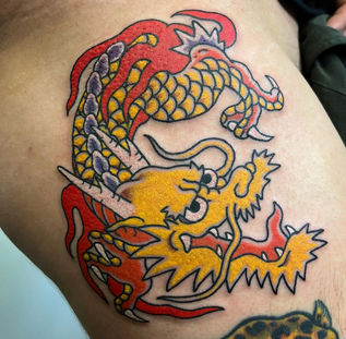 Traditionelle japanische gelb und rot drache tattoo  gemacht in yobori berlin bei sergi esparo tattoo