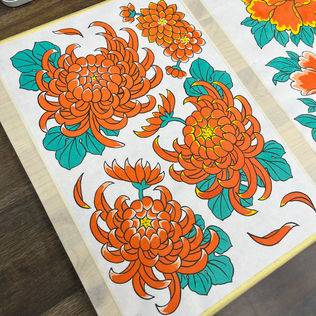 Traditionelle Chrysantheme gemalt mit dune washi papier aus japan und tinte in berlin bei sergi esparo tattoo aka yobori berlin