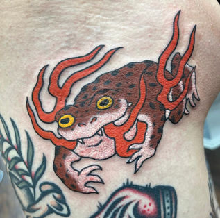 Japanische braune frosch mit feuer im mund tattoo  gemacht in yobori berlin bei sergi esparo tattoo