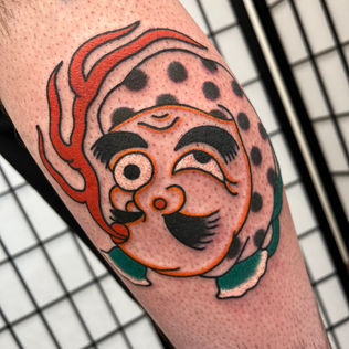 Traditionelle japanische hyottoko maske tattoo  gemacht in berlin bei sergi esparo tattoo aka yobori berlin