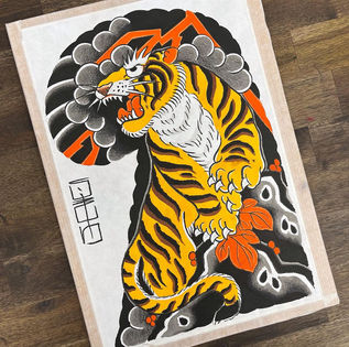 Japanischer gelbe tiger mit blitzer un momiji blumen gemalt mit washi papier aus japan und tinte aus Deutchland in berlin bei sergi esparo tattoo aka yobori berlin