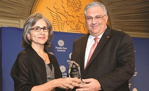 معهد الشرق الأوسط بواشنطن يمنح الشيخة حصة الصباح جائزة عصام فارس للتميز
