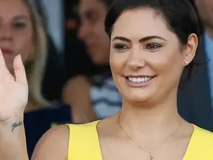 Bolsonaro acompanha Michelle em aeroporto depois de ser impedido de ir aos EUA