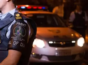 Filho tenta matar pai com facada e aguarda a PM sentado em sofá