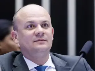 Deputados propõem moção de aplauso a Daniel Silveira por atuação na segurança pública