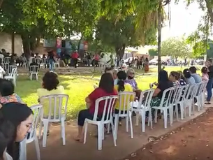 Servidores fazem protesto em frente a casa do prefeito Zé do Pátio e paralisam serviço por