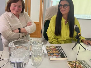 As autores Maria Helena Martinho e Consuelo P. Almeida estão sentadas proximas a mesa com seu novo livro