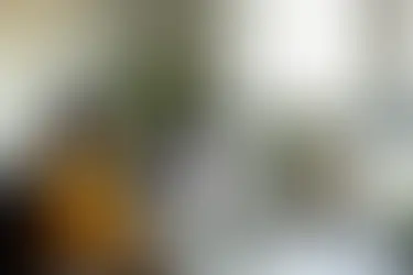Medewerker neemt deel aan een online teamvergadering via een beeldscherm met videoconferencing.