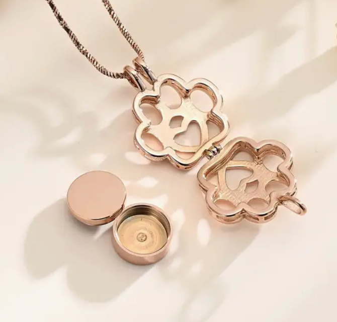 Thumbnail: Paw Print Pendant