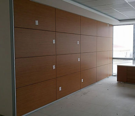 “ModulineWall projeleri: modern ofislerde kullanılan ahşap kaplama bölme duvar tasarımı”