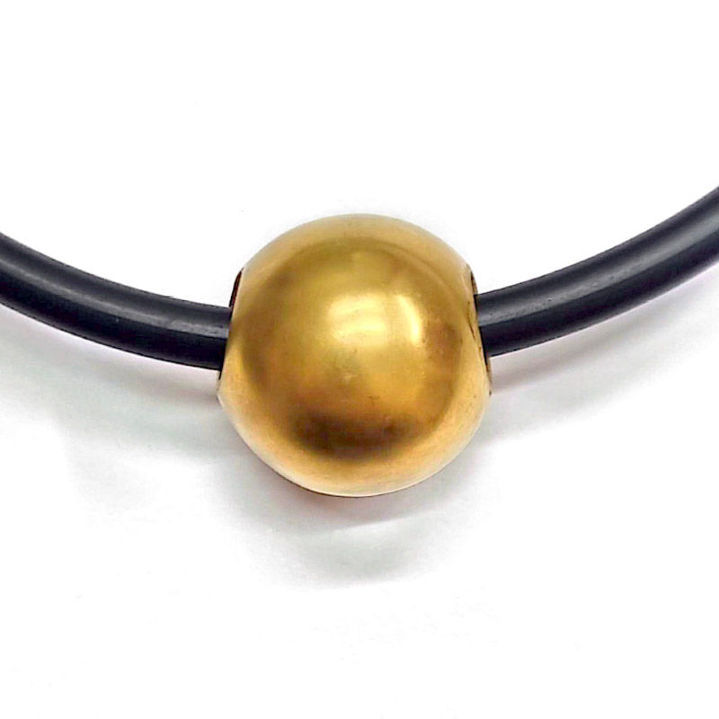 21 Kette mit vergoldeter Kugel