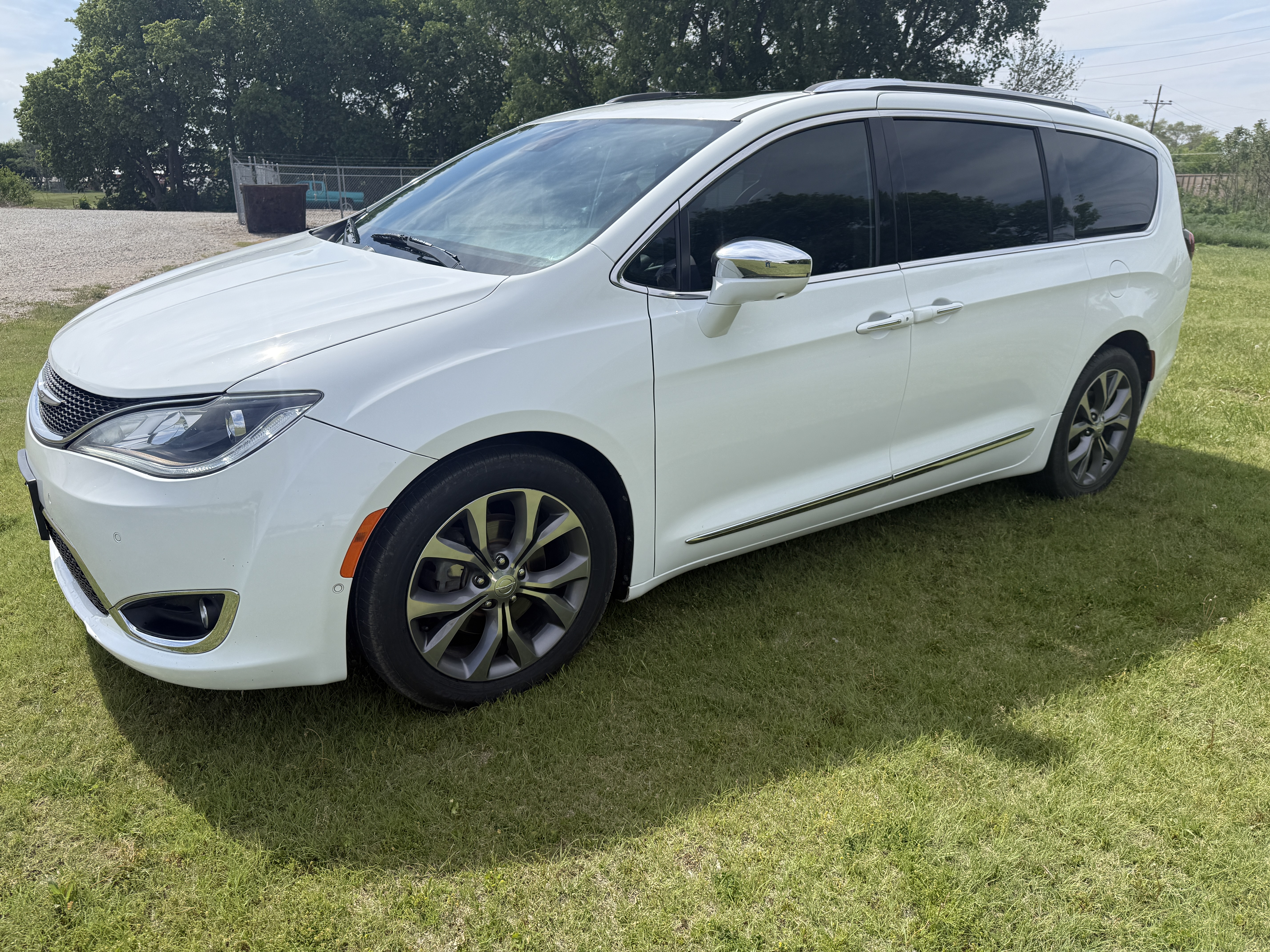 2020 Chrysler Pacifica Limited 35th Anniversary's photo