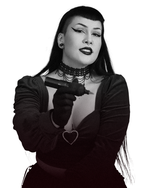 Vanessa Blackart sosteniendo una máquina de tatuar