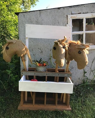 Teatergårdens kæpheste venter på en rytter