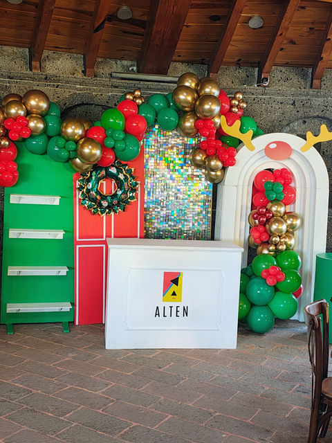 Decoración navideña Alten: globos, puertas y arco