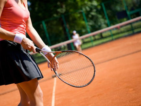 Eine fokussierte Tennisspielerin in Aktion – voller Kraft, Präzision und Dynamik. Jeder Schlag fordert Muskeln und Gelenke heraus. Fusion2Life unterstützt genau hier: mehr Energie vor dem Match, spürbare Entlastung danach – für Leistung, Regeneration und pure Spielfreude
