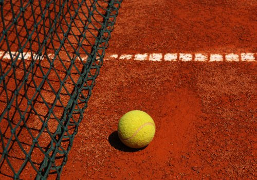 Ein einzelner Tennisball liegt still am Boden, direkt neben dem Netz – die Spannung vor dem Match ist spürbar. In wenigen Momenten beginnt das Spiel. Mit Fusion2Life wird der Körper optimal vorbereitet: mehr Energie, geschmeidigere Bewegungen, volle Konzentration. Der perfekte Start für ein starkes Match