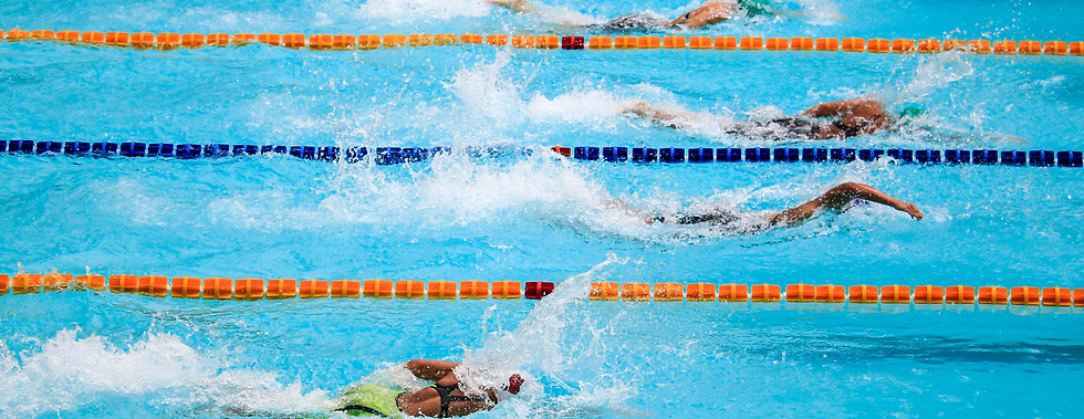 Schwimmer vor oder nach dem Training mit Fusion2Life – gezielte Unterstützung für Regeneration und Muskelentspannung im Wassersport. Schwimmer nutzen den Fusion2Life Roller und das Spray auch zum Lactatabbau