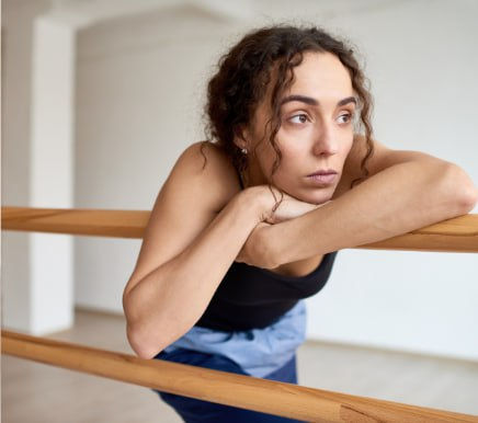 Traurige Frau mit verklebten Faszien, eingeschränkter Beweglichkeit und Schmerzen – Symbolbild für Faszienprobleme und ihre Folgen