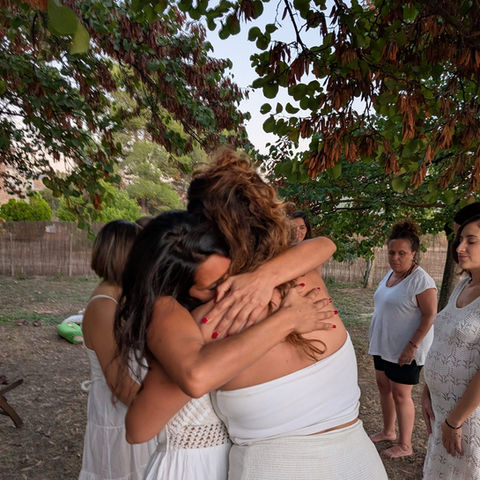 Abrazo en ceremonia de sanación de Alquimia Sagrada
