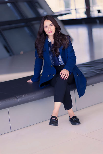 Mary Khan, MdEP, Blauer Mantel, Sitzend,
