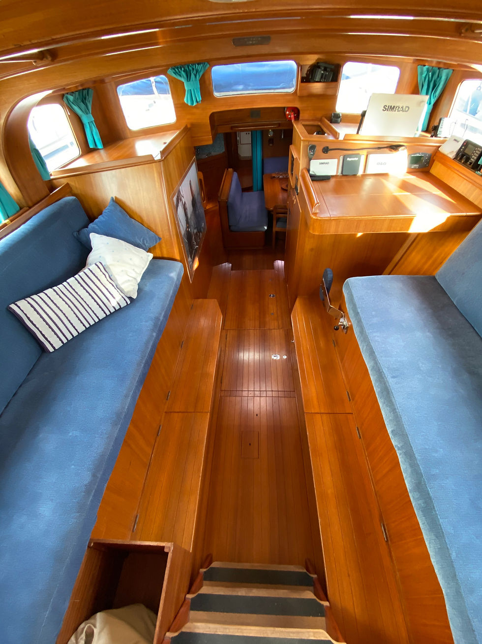 Segelboot Lilli mit edler Holzverkleidung, eine Classicyacht und Luxusyacht. Beste Materialien, darunter Mahagoni-Holz. Buche Deinen Segeltörn im Mittelmeer mit Rabatt bei Aqua Fun Bootsschule.