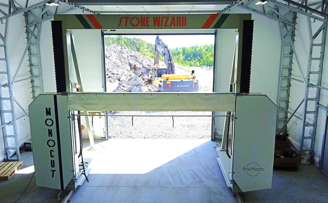 “StoneWizard Monocut gantry con sistema multiblocco e laser, macchina a filo diamantato per programmazione simultanea di tagli multipli su più blocchi.”