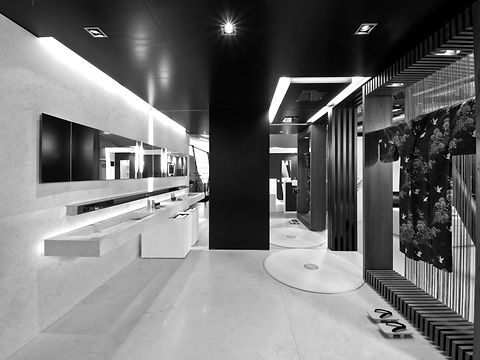 Klassisches Baddesign für exklusive Ansprüche in Naturstein an Boden, Wand und Waschtisch, Armaturen aus Italien von Gessi. Einzigartiger Möbelbau vom Schreiner in Palisander Naturholz. Schwarze Decke aus MDF mit integrierten Deckenstrahlern. Indirekte Voutenbeleuchtung aus LED. Designkonzept vom Innenarchitekten für exklusive Ansprüche an Wellness.
